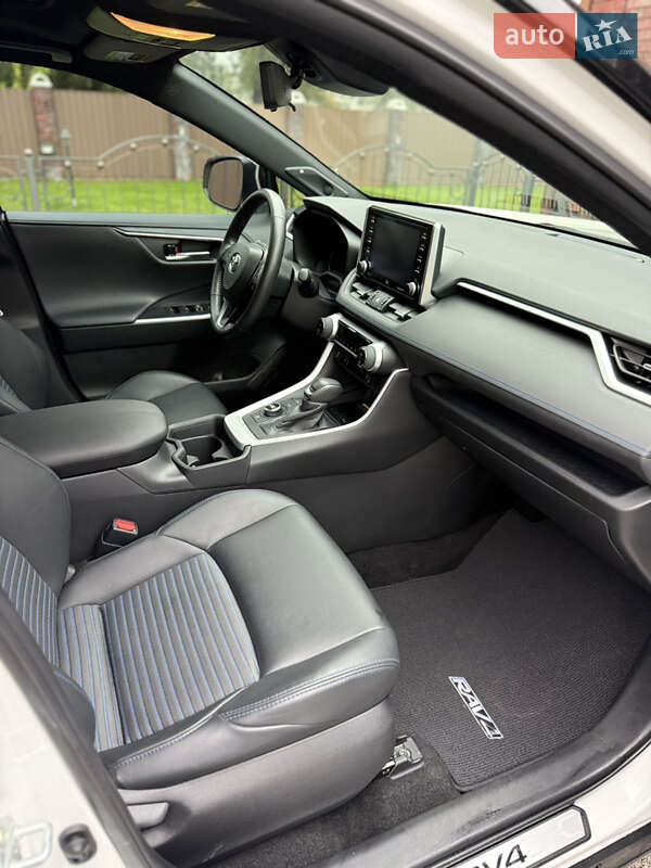 Внедорожник / Кроссовер Toyota RAV4 2021 в Киеве