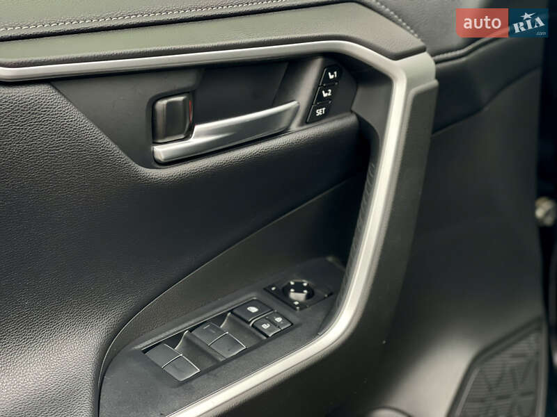 Внедорожник / Кроссовер Toyota RAV4 2019 в Киеве