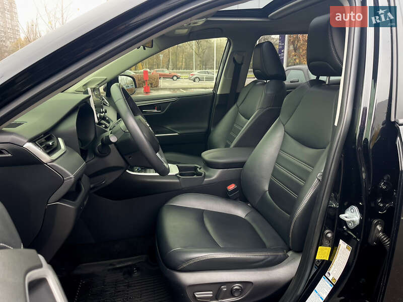 Внедорожник / Кроссовер Toyota RAV4 2019 в Киеве