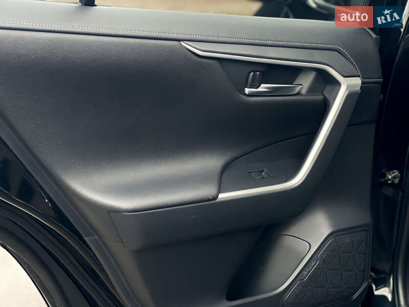 Внедорожник / Кроссовер Toyota RAV4 2019 в Киеве