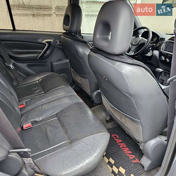 Внедорожник / Кроссовер Toyota RAV4 2001 в Киеве