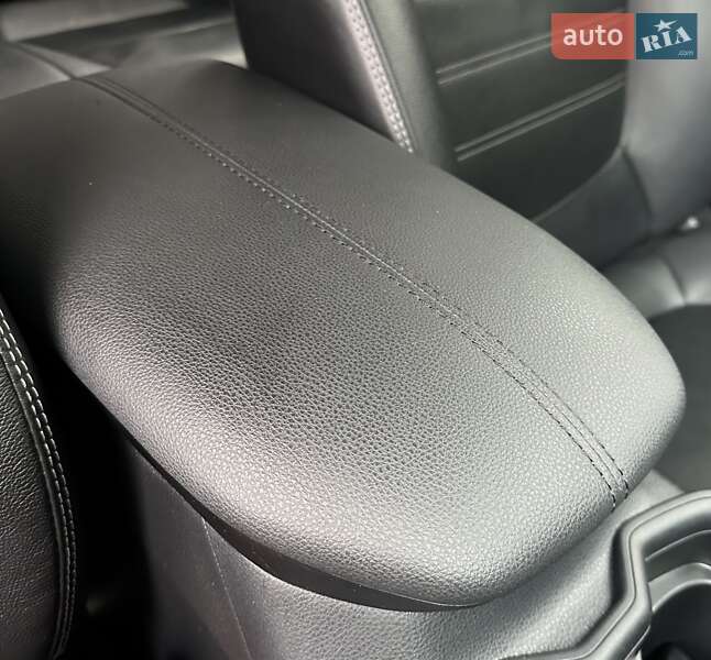 Внедорожник / Кроссовер Toyota RAV4 2021 в Днепре