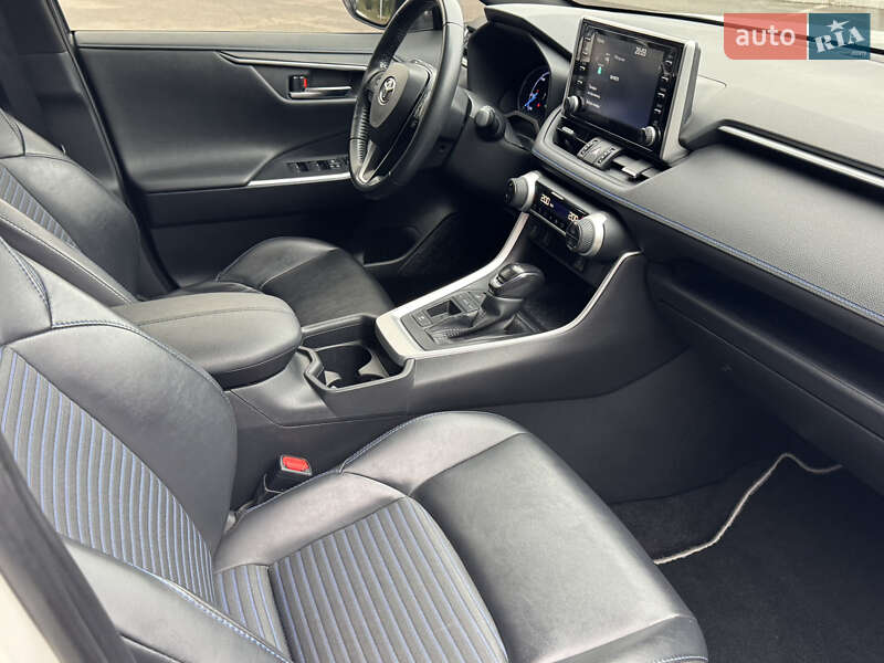 Внедорожник / Кроссовер Toyota RAV4 2018 в Киеве фото 56 Внедорожник / Кроссовер Toyota RAV4 2018 в Киеве