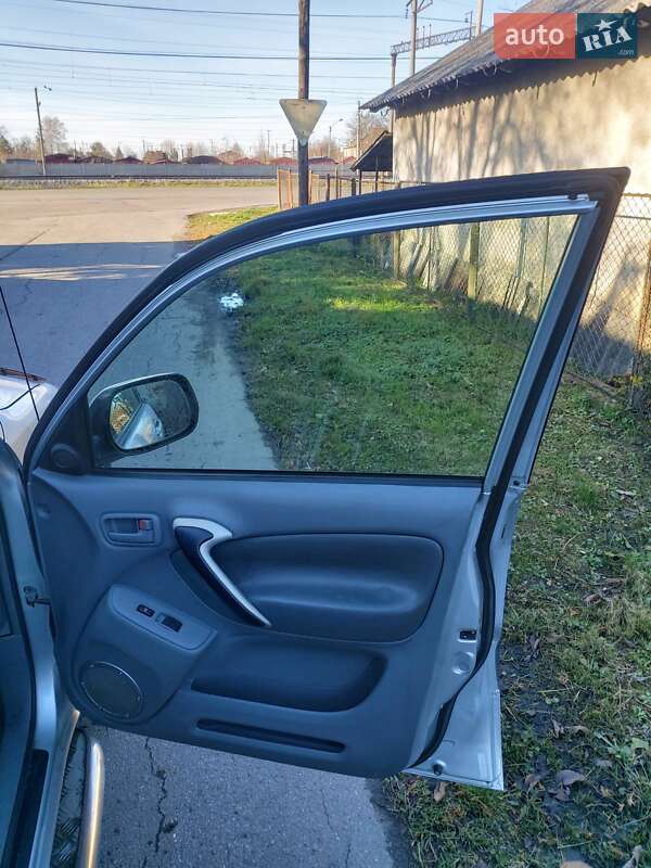 Внедорожник / Кроссовер Toyota RAV4 2001 в Стрые