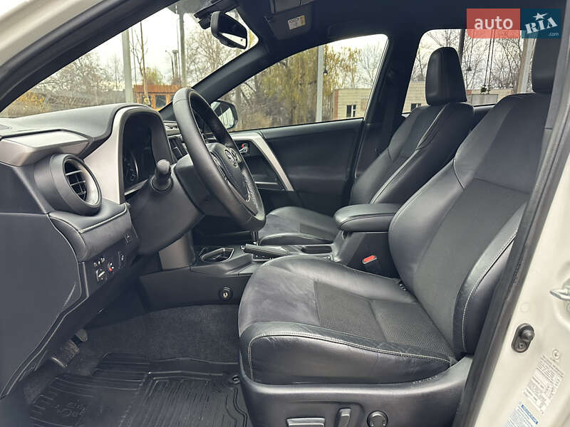 Внедорожник / Кроссовер Toyota RAV4 2016 в Киеве