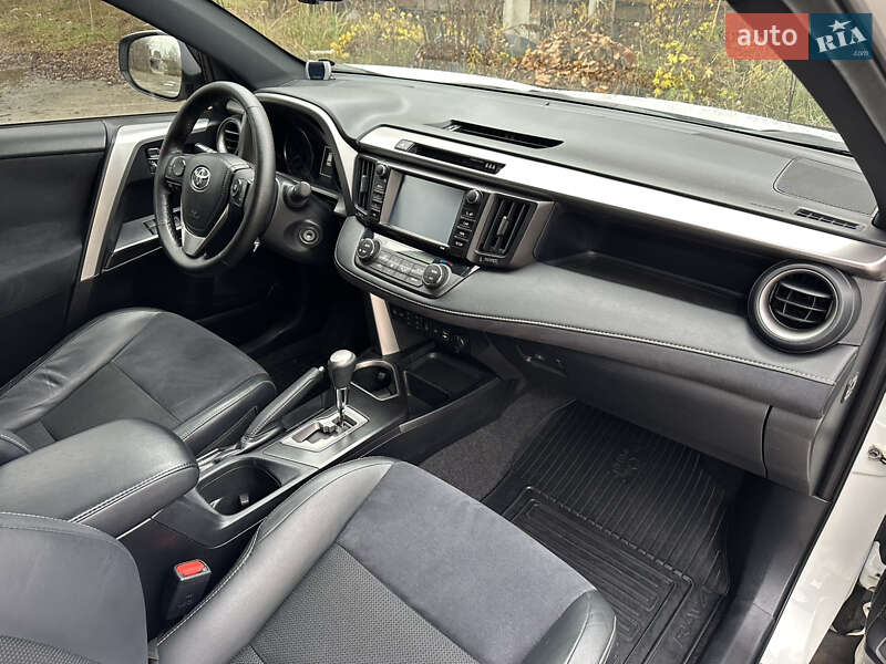 Внедорожник / Кроссовер Toyota RAV4 2016 в Киеве