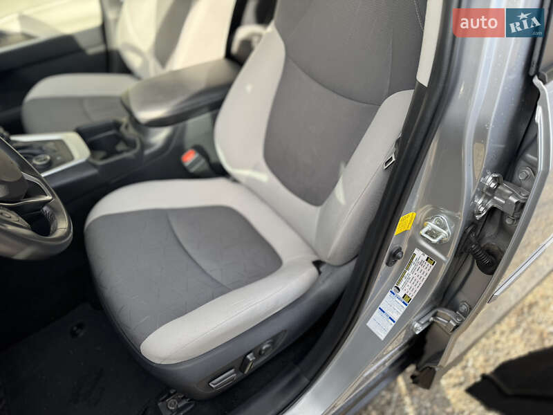 Внедорожник / Кроссовер Toyota RAV4 2019 в Киеве