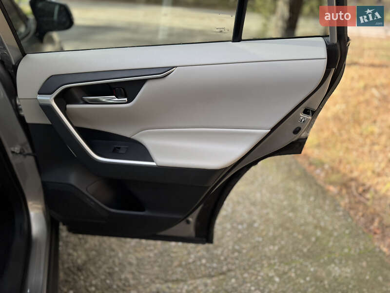 Внедорожник / Кроссовер Toyota RAV4 2019 в Киеве