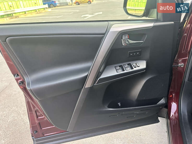 Внедорожник / Кроссовер Toyota RAV4 2017 в Киеве