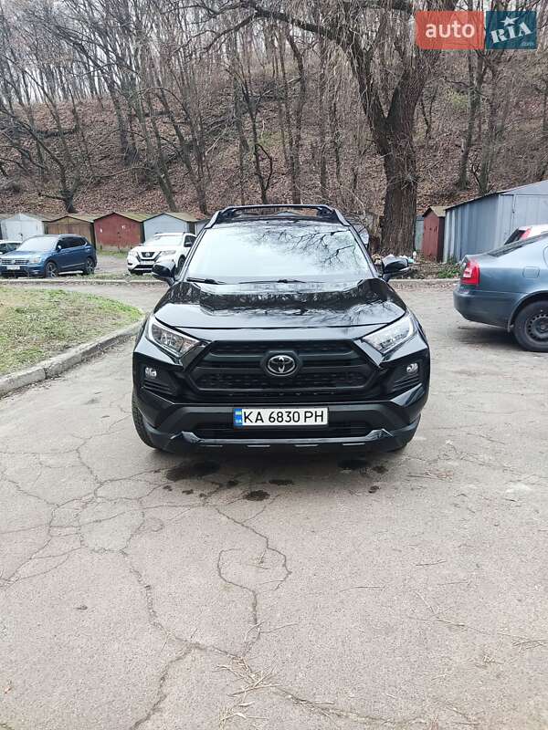 Внедорожник / Кроссовер Toyota RAV4 2019 в Киеве