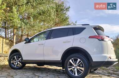 Позашляховик / Кросовер Toyota RAV4 2018 в Рівному
