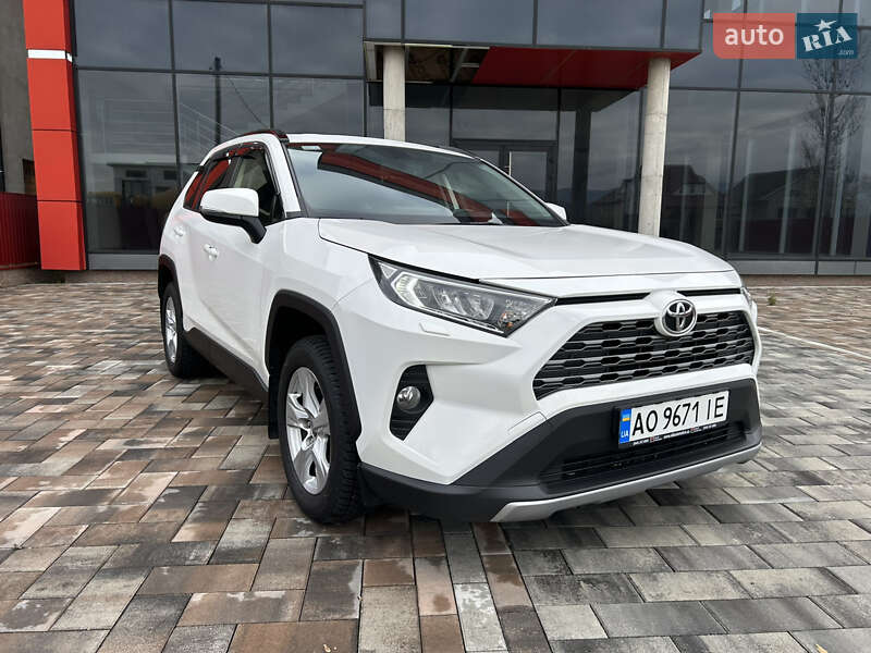 Внедорожник / Кроссовер Toyota RAV4 2019 в Тячеве