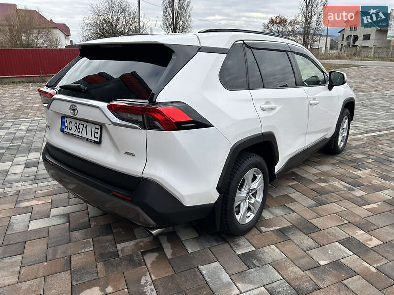 Внедорожник / Кроссовер Toyota RAV4 2019 в Тячеве