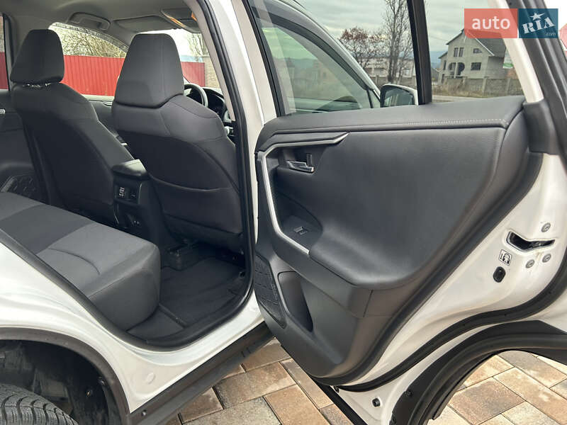 Внедорожник / Кроссовер Toyota RAV4 2019 в Тячеве