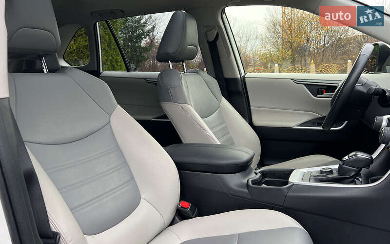 Позашляховик / Кросовер Toyota RAV4 2021 в Львові