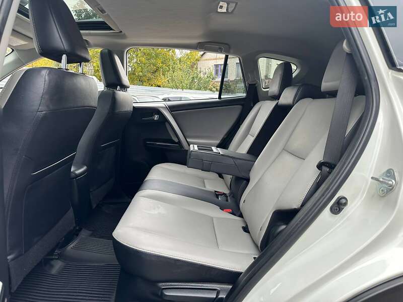 Внедорожник / Кроссовер Toyota RAV4 2017 в Киеве