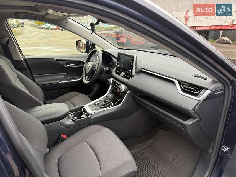 Внедорожник / Кроссовер Toyota RAV4 2020 в Киеве