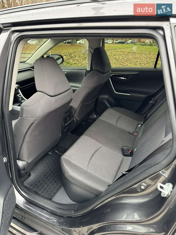 Внедорожник / Кроссовер Toyota RAV4 2019 в Ужгороде