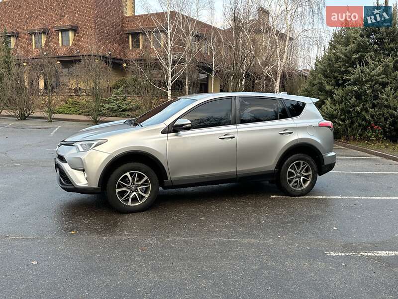 Внедорожник / Кроссовер Toyota RAV4 2018 в Харькове