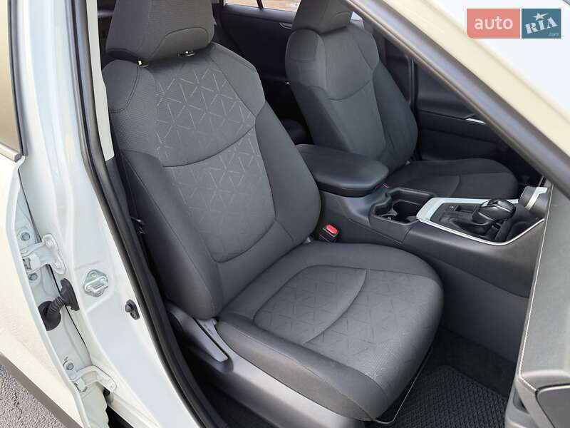 Внедорожник / Кроссовер Toyota RAV4 2019 в Днепре