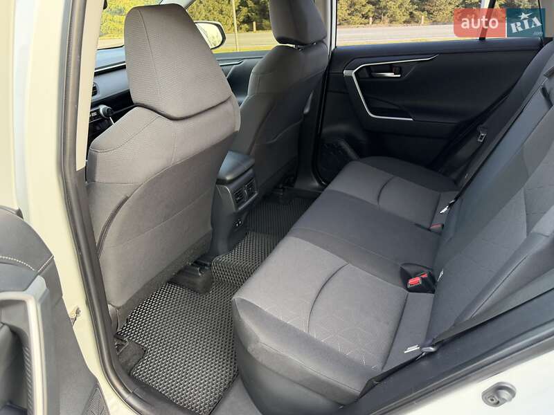 Внедорожник / Кроссовер Toyota RAV4 2019 в Днепре