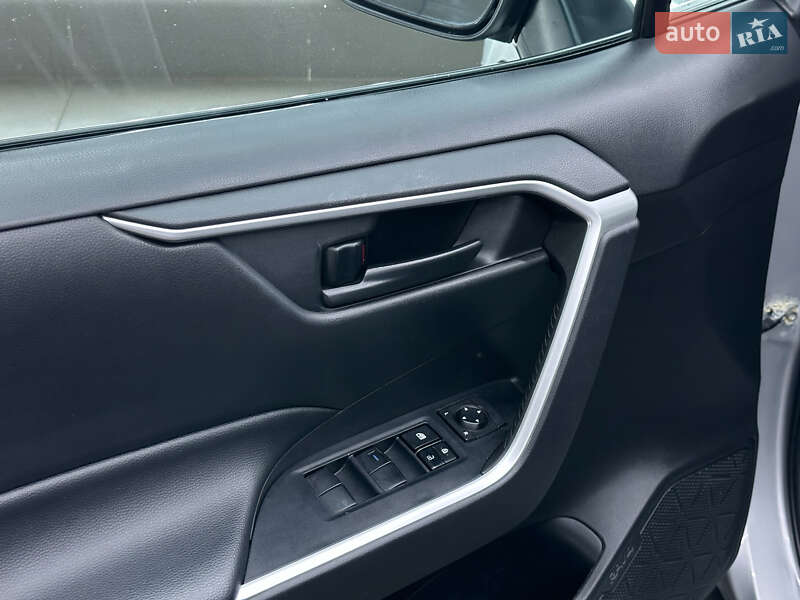 Внедорожник / Кроссовер Toyota RAV4 2022 в Ужгороде