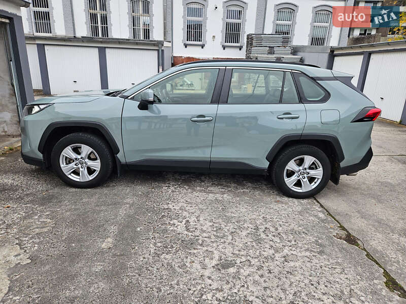 Внедорожник / Кроссовер Toyota RAV4 2020 в Ужгороде