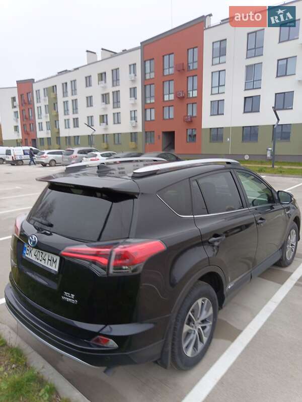 Внедорожник / Кроссовер Toyota RAV4 2016 в Ровно