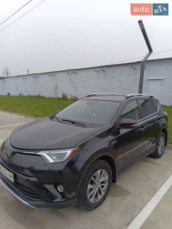 Внедорожник / Кроссовер Toyota RAV4 2016 в Ровно