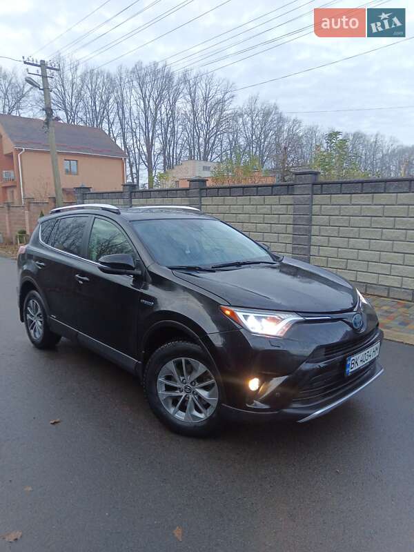Внедорожник / Кроссовер Toyota RAV4 2016 в Ровно
