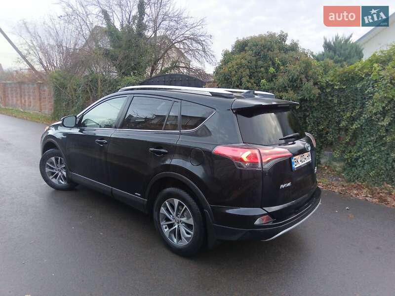 Внедорожник / Кроссовер Toyota RAV4 2016 в Ровно