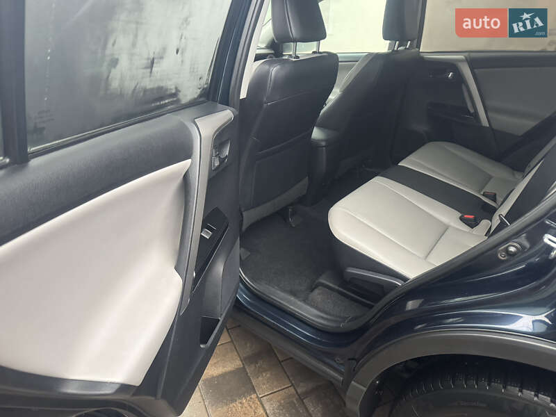 Внедорожник / Кроссовер Toyota RAV4 2017 в Киеве