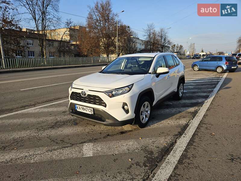 Внедорожник / Кроссовер Toyota RAV4 2021 в Полтаве