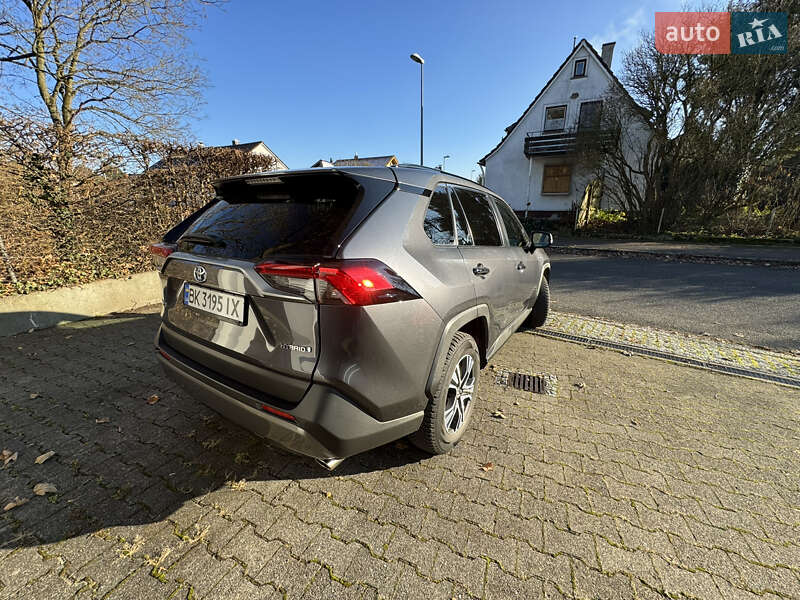 Внедорожник / Кроссовер Toyota RAV4 2021 в Днепре