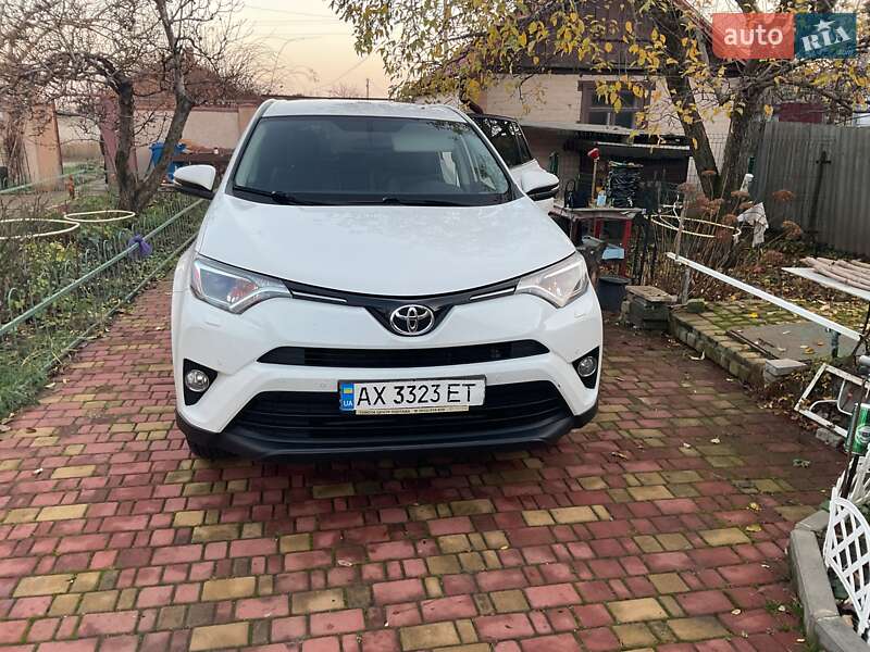 Позашляховик / Кросовер Toyota RAV4 2017 в Харкові