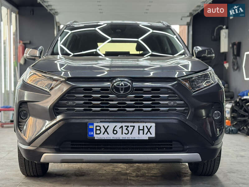 Внедорожник / Кроссовер Toyota RAV4 2019 в Киеве