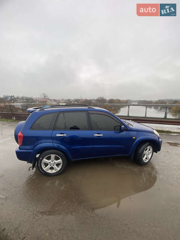 Позашляховик / Кросовер Toyota RAV4 2000 в Ладижині