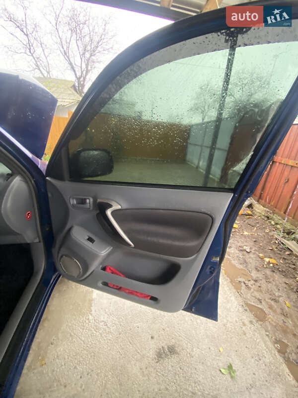 Позашляховик / Кросовер Toyota RAV4 2000 в Ладижині