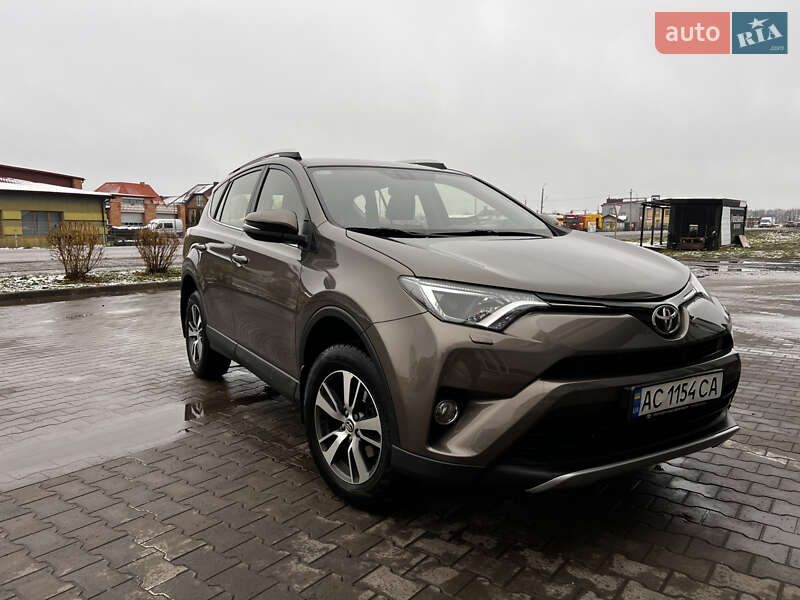 Внедорожник / Кроссовер Toyota RAV4 2017 в Луцке
