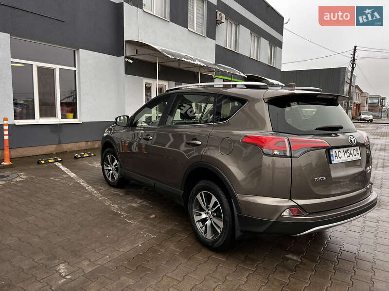 Внедорожник / Кроссовер Toyota RAV4 2017 в Луцке