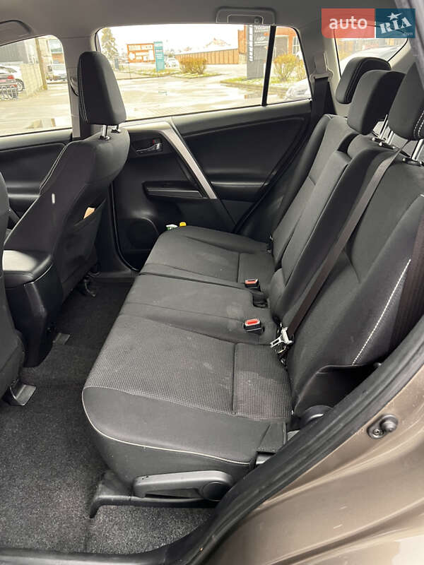 Внедорожник / Кроссовер Toyota RAV4 2017 в Луцке