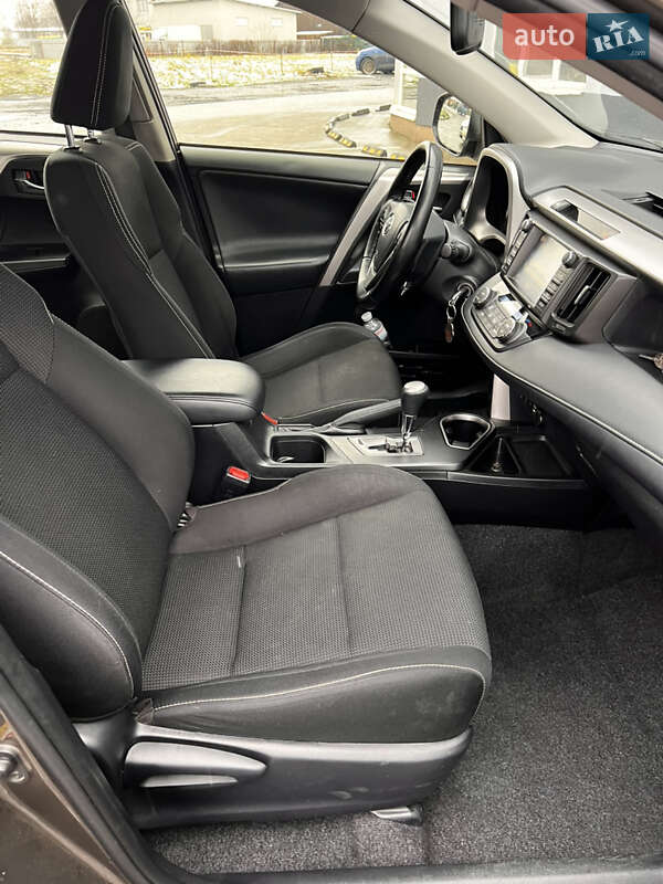 Внедорожник / Кроссовер Toyota RAV4 2017 в Луцке
