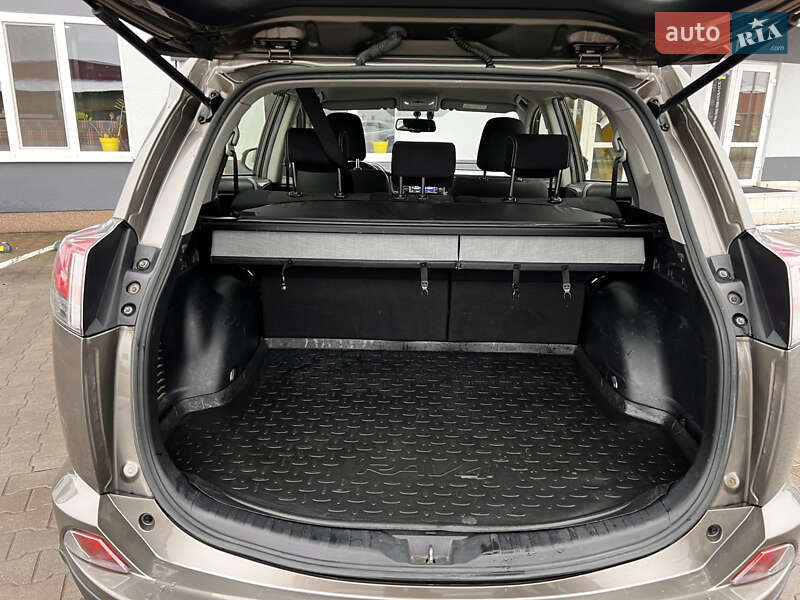 Внедорожник / Кроссовер Toyota RAV4 2017 в Луцке