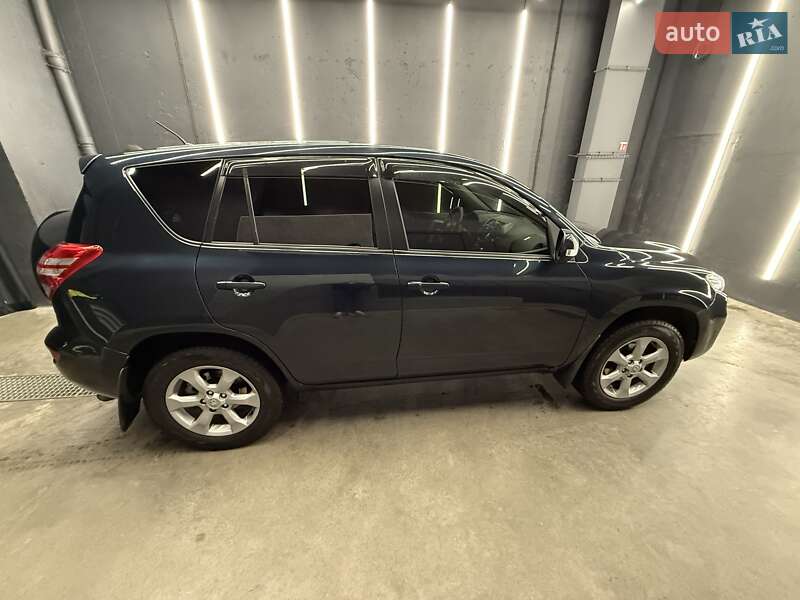 Позашляховик / Кросовер Toyota RAV4 2010 в Києві