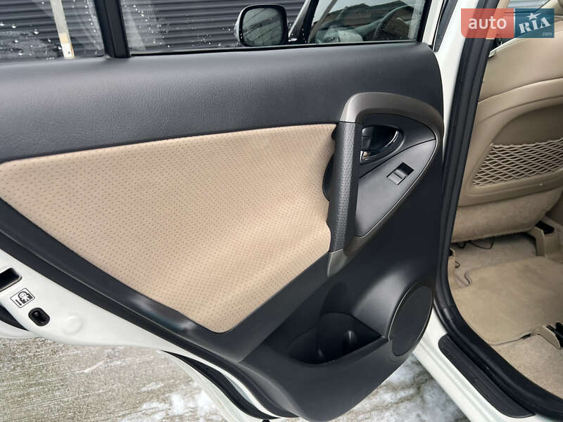 Позашляховик / Кросовер Toyota RAV4 2011 в Софіївській Борщагівці