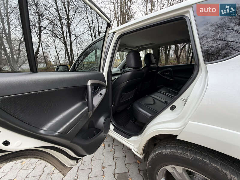 Внедорожник / Кроссовер Toyota RAV4 2011 в Тернополе