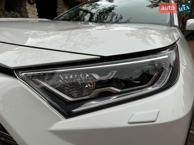 Позашляховик / Кросовер Toyota RAV4 2020 в Львові