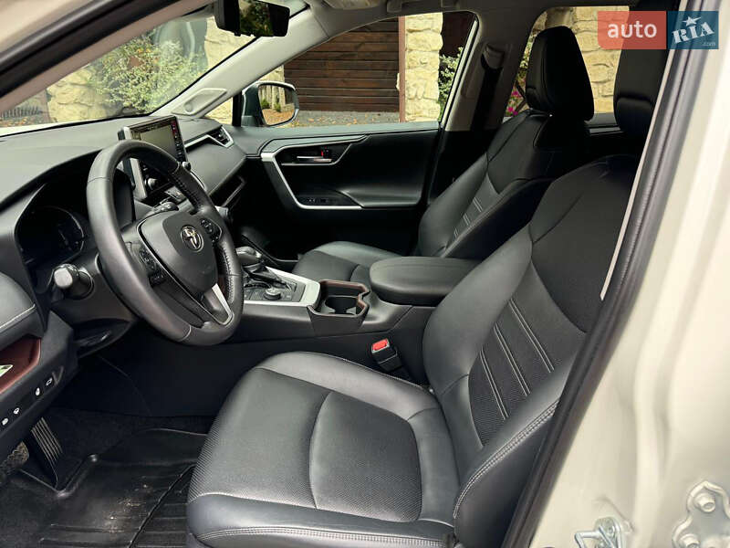 Позашляховик / Кросовер Toyota RAV4 2020 в Львові