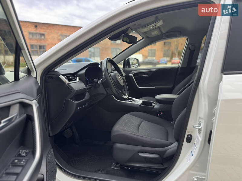 Позашляховик / Кросовер Toyota RAV4 2021 в Житомирі