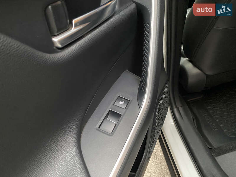 Внедорожник / Кроссовер Toyota RAV4 2020 в Киеве